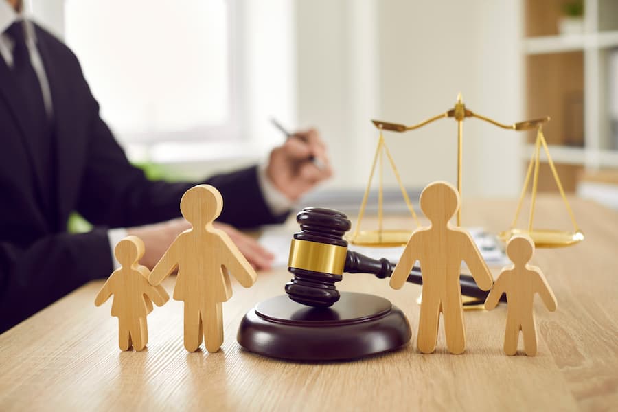 Family Lawyer Experts vs. General Practitioners: Who Should Handle Your Case?